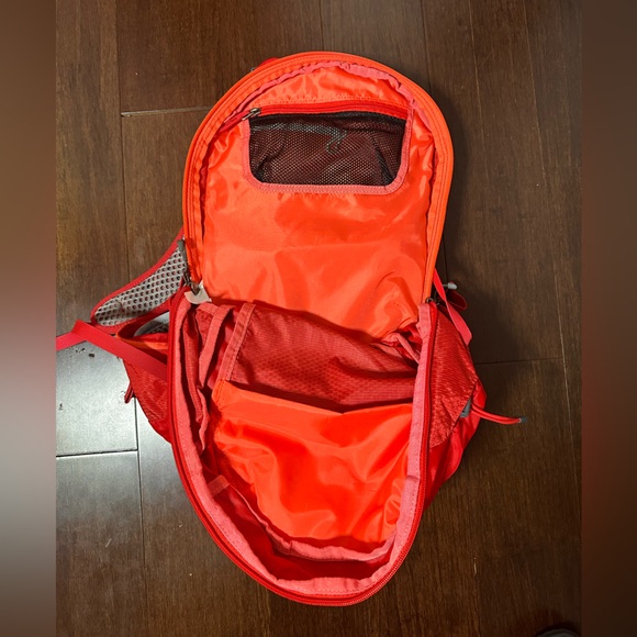 Gregory Maya 16 Backpack Red Women’s Hiking Daypack Hydration Ready - Picture 6 of 9